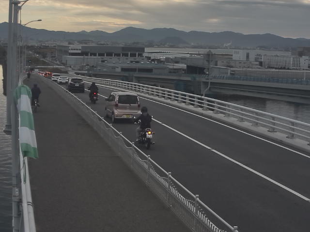 橋梁中央部 広島方面　↖