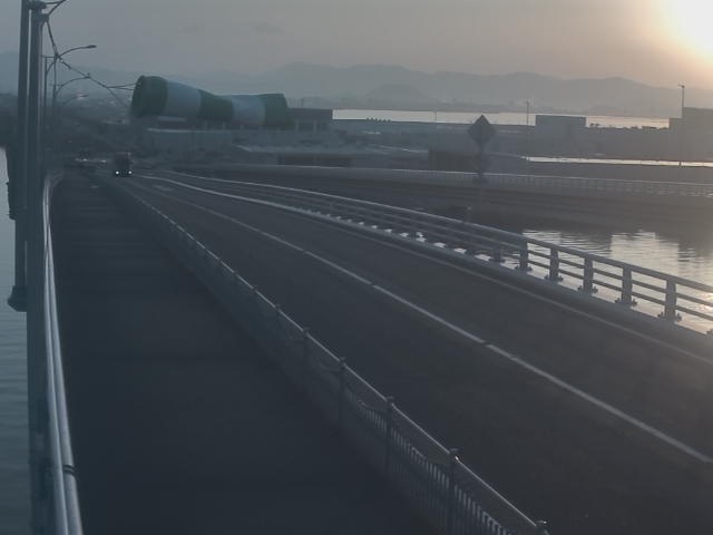 橋梁中央部 広島方面　↖