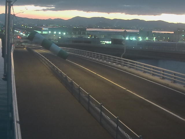 橋梁中央部 広島方面　↖