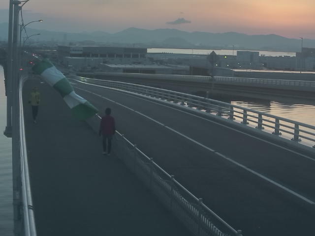 橋梁中央部 広島方面　↖