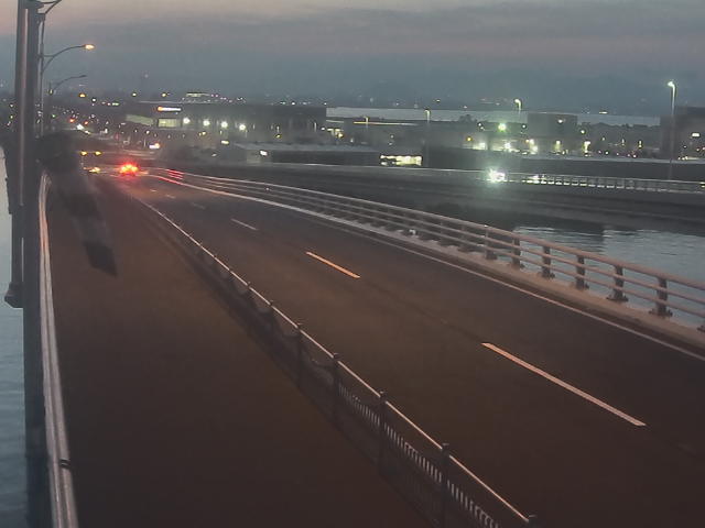 橋梁中央部 広島方面　↖