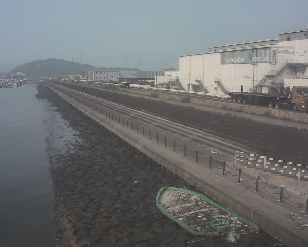 一文字防潮堤 ボートパーク方面　↖