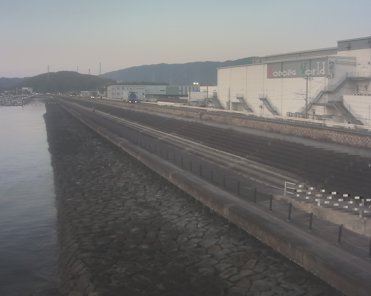 一文字防潮堤 ボートパーク方面　↖