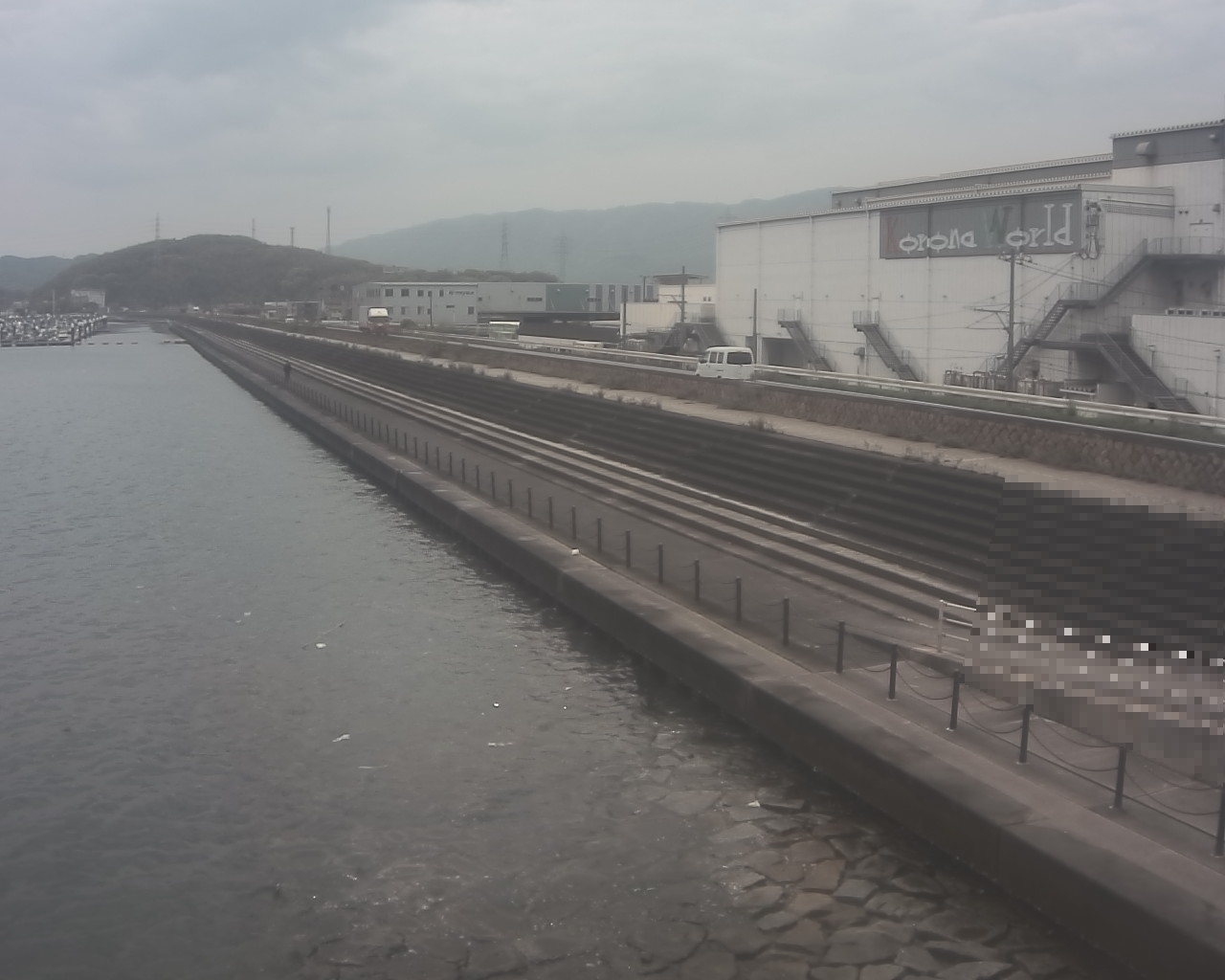 一文字防潮堤 ボートパーク方面　↖