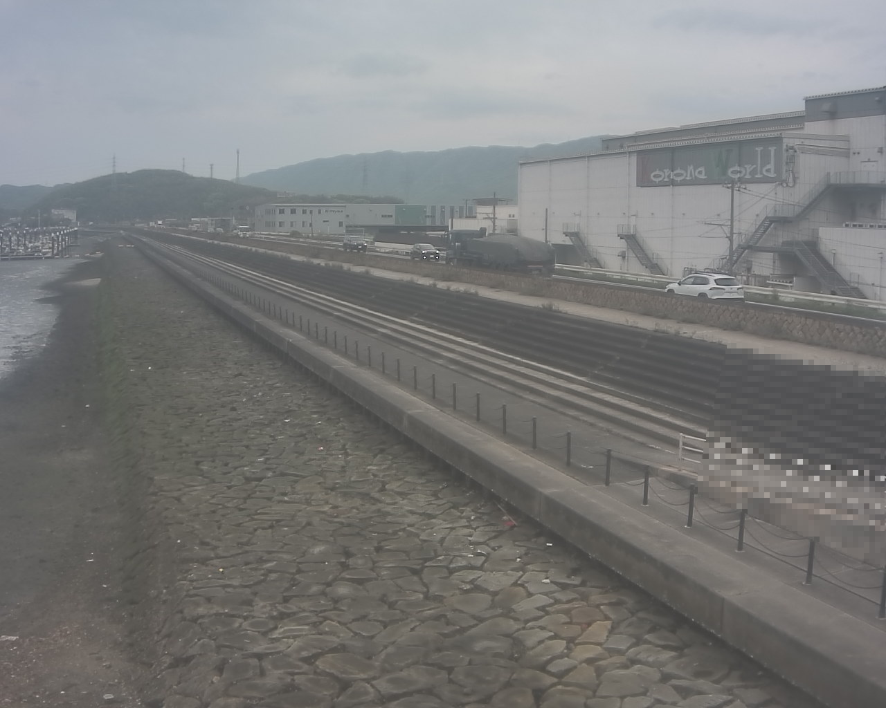 一文字防潮堤 ボートパーク方面　↖