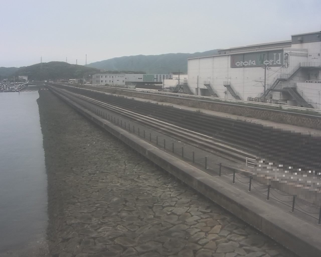 一文字防潮堤 ボートパーク方面　↖