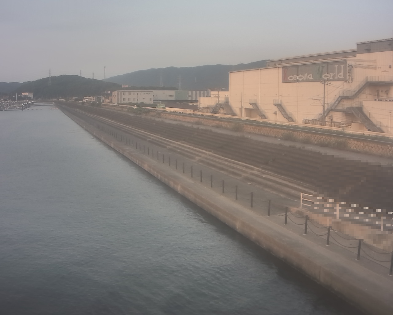 一文字防潮堤 ボートパーク方面　↖