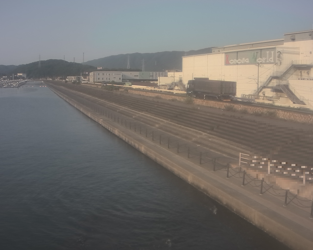一文字防潮堤 ボートパーク方面　↖