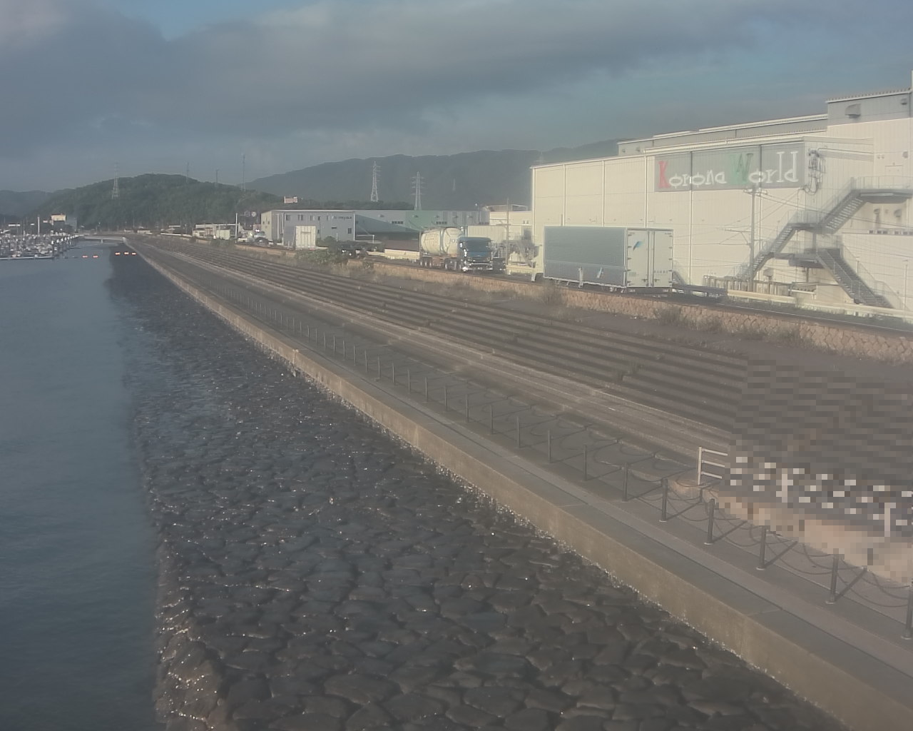 一文字防潮堤 ボートパーク方面　↖